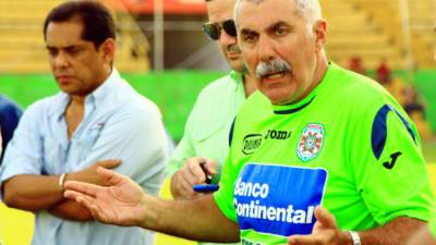 Manuel Keosseián hablando a los jugadores y directivos en su presentación.